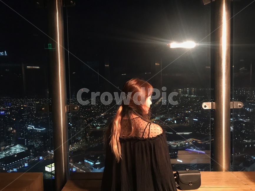 여자,뒤모습,야경,가방,의복,apparel,clothing,불빛,건물,빌딩,여인,테이블,인테리어,유리창,유리,밤하늘,의류,사람,인물,인간,human,person,여성,여자,woman,female,lady