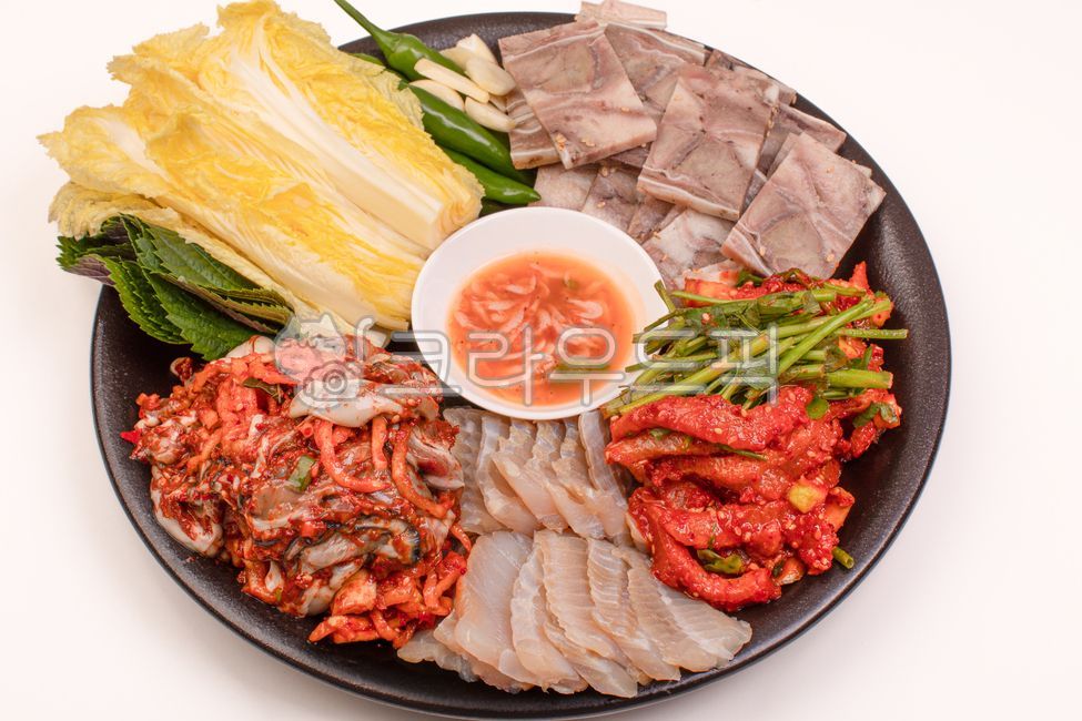 돼지고기편육,배추,홍어회,홍어무침,보쌈,생굴,고추,생굴무침