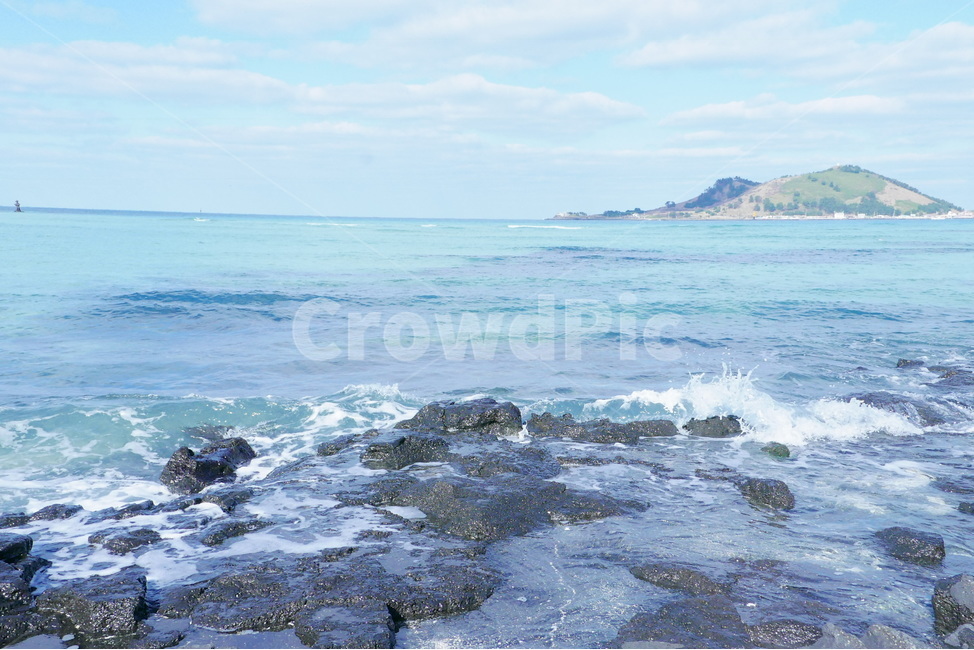 바다,제주도,현무암,돌,파도,하늘,섬,풍경,감성,색감,sea,ocean,coast,beach,rock,color,sky,jeju,jejuisland,island,wave