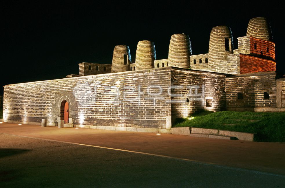 봉돈,봉수대,수원화성,군사신호체계,조선시대,포혈,총안,연기,신호,봉화