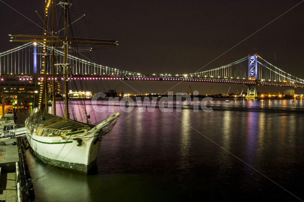 vehicle,차량,transportation,교통,선박,watercraft,용기,vessel,미국,조명,다리,야경,밤,불빛,빛,색깜,boat,night,usa,philadelphia