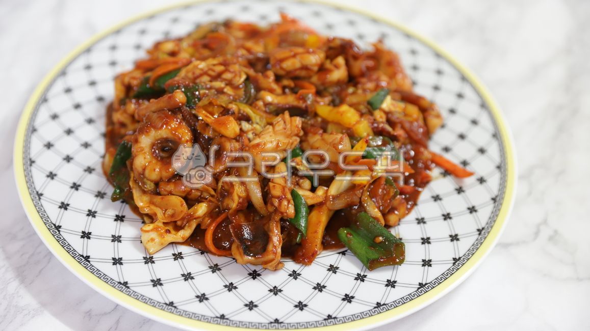 음식,오징어볶음,볶음요리,stirfriedfood,오징어,안주,한식,매운음식,고춧가루,고추장,redpepperpowder,redpepperpaste,요리,식사,해물,spicy,해산물,cook,seafood,수산물,spicyfood,food,매콤,meal,매운요리,당근,식재료,대파,양파,koreanfood,양배추,야채,vegetable,kdreancook,onion,koreancuisine,ingredient,leek,cabbage,squid,stirfriedsquid,snack,plate,roundplate,한국요리,한국음식,koreancook,koreanfood