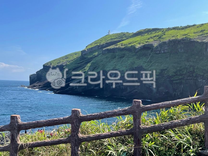 제주,제주도,우도,검멀레,명소,관광지,바다,해수욕장,해안,해안풍경,하늘,푸른하늘,절벽,암석,암석층,울타리,나무울타리,전망대,자연,아름다움,지질학