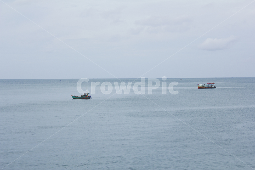 하늘,흐린,구름낀,바다,바닷물,배,어선,고기잡이배,연안,출항,watercraft,선박,transportation,교통,산업,industry,industrial,어업,fishery,fishing industry