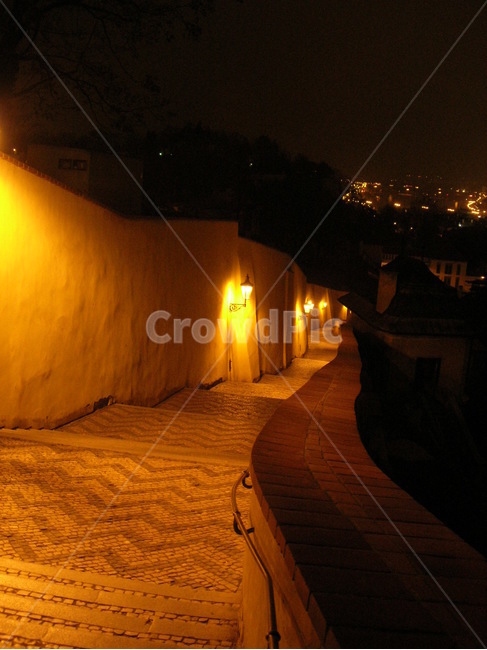 성곽,야경,프라하,조명,분위기,길,계단,노란,밤,야경,밤,풍경,nightscape,night,landscape,walkway,보도,path,통로,sidewalk,pavement,포장