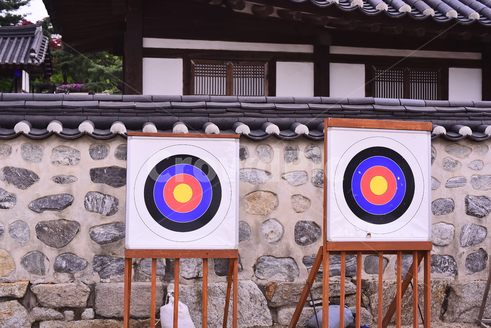 한국전통,활쏘기,과녁,원형,민속촌,조준,타켓,활,전통놀이,기와집,전통마을,한옥마을,하우스,traditionalhouse,traditionalplay,돌담,기와지붕,한국전통,한국문화,korean traditional,korean culture,게임,오락,놀이,game,play