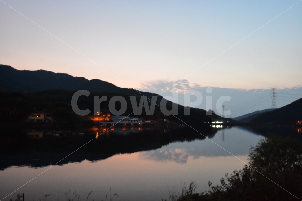 저수지,풍경,야경,노을,물,산,자연,구름,송전탑,불빛,자연,풍경,nature,landscape,한국자연풍경,한국자연경관,korea nature landscape,water,outdoors,옥외
