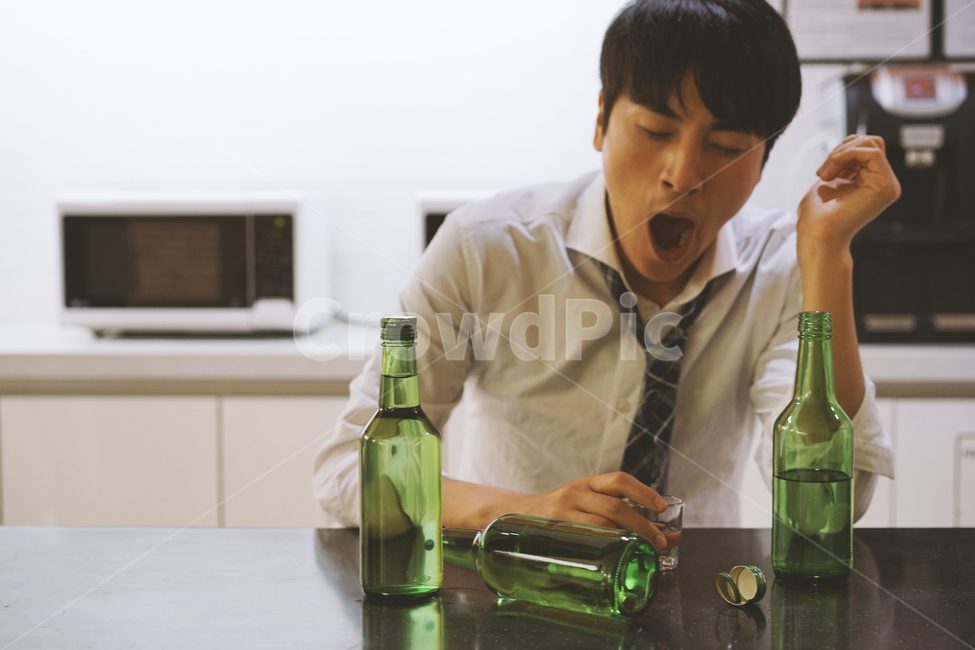 남성,남자,술,음주,과음,숙취,소주,소주병,알콜,취객,사람,인물,인간,human,person,남성,남자,man,male,술,주류,alcohol