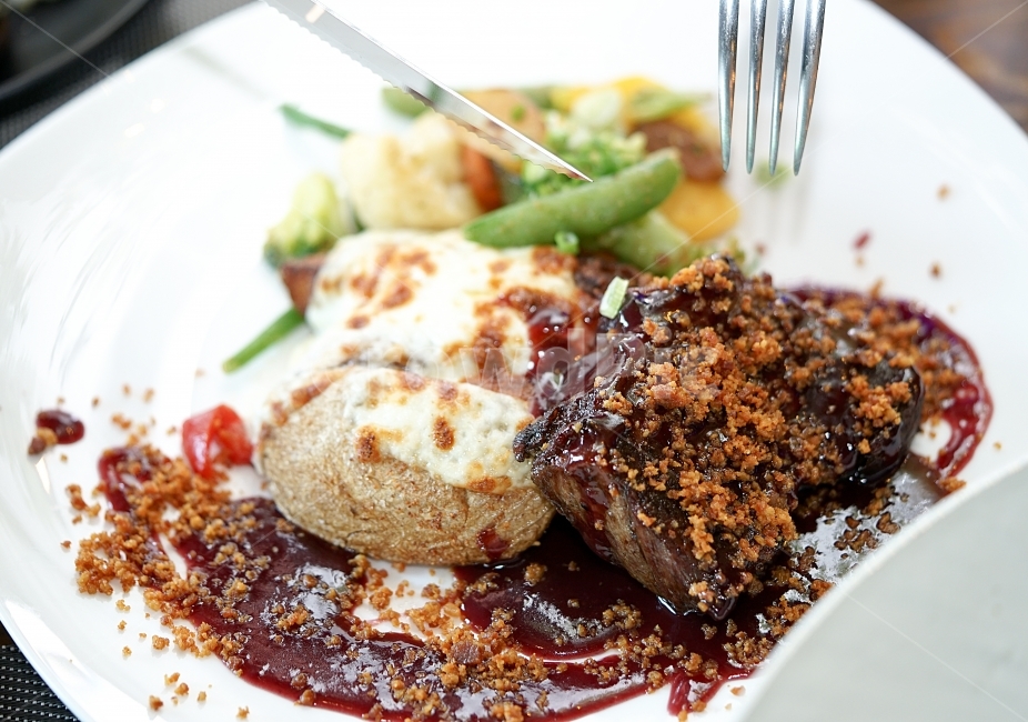 steak,texture,beef,food,meal,fork,western cuisine,sirloin,potato,eating out,meat,carnivore,cutting,gravy,mukbang,twist,western food