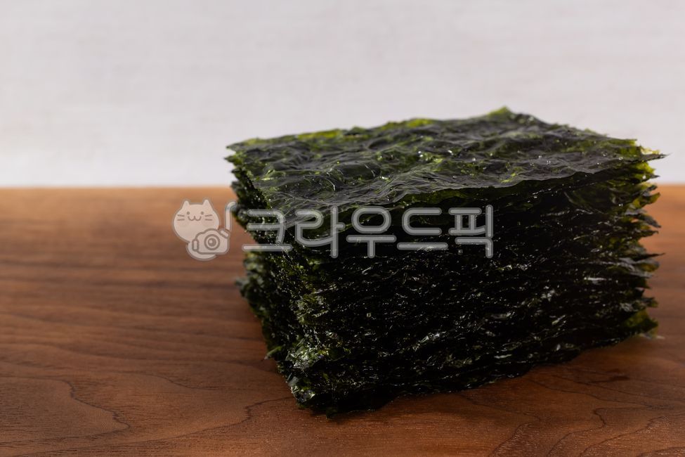 구운조미김스낵,조미김스낵,한국김,조미김,김스낵,김,해조류,소금,구이,한국음식,한국문화,음식,식사,식품,식료품,재료,식재료,음식재료,클로즈업,바삭바삭한,짭짤한