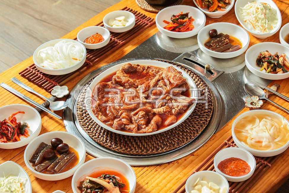 tray,seasoning,Spoon holder,onion,Rattan,plate,rib,sauce,pork,pig,Seasoned ribs,Charcoalgrilled pork ribs,Hanjeongsik,Traditional ribs,bamboo stand,Korean food,plate holder,Pork ribs charcoal grilled,ingredients,cooking,rattan tray,Korean restaurant,roast