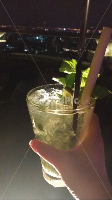 칵테일,모히토,축하,밤,야경,모히또,술,알코올,술한잔,기념일,여행,스마트폰,음식,휴식,만남,술,주류,alcohol