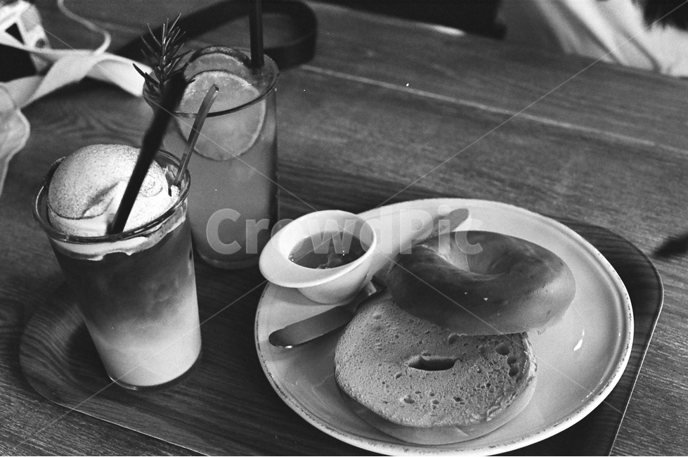 cafe,dessert,black and white photography,bagel,monotone