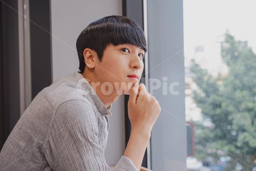 남성,남자,인물,표정,창문,시선,청년,눈빛,사람,인물,인간,human,person,얼굴표정,facial expression,face,남성,남자,man,male,감정표현,기분,feeling,emotion,감성,sensible