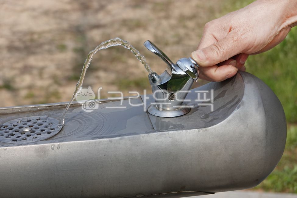 급수대,공원,수돗물,손,배경,손가락,수도꼭지,음료수,물,음용수,옥외,야외,액체,접촉,터치,drinkingfountain,park,tap,hand,background,finger,faucet,drinks,water,drinkingwater,outdoors,liquid,touch