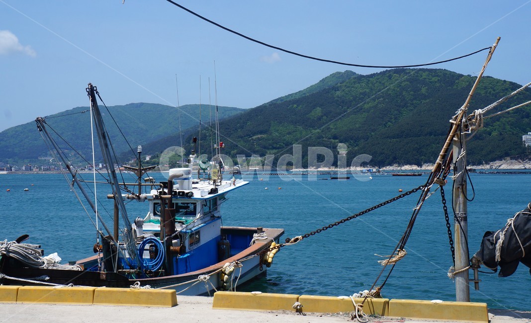 거제도,거제도풍경,배,선박,바다,푸른색,파란색,sea,transporation,어업,fishery,fishing industry
