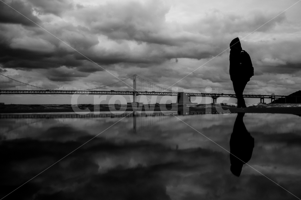 구름,광안대교,광안리,반영,사람,흑백,감성,시선사진,사람,인물,인간,human,person,고독함,외로움,쓸쓸함,우울함,슬픔,lonely,solitary,흑백,모노톤,monochrome,black and white