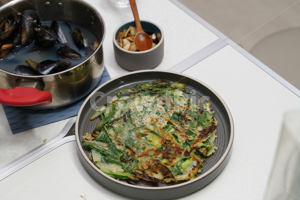 전,한식,부추전,접시,안주,먹거리,음식,간식,부침개,dish,요리,food,음식,식재료,요리,food,cook,meal,dishes,food reserves,한식,한국음식,한국요리,korean food,korean dishes,korean meal,korean cook