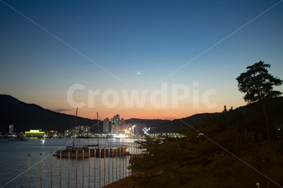 노을,해질녘,낮달,바다,야경,붉은노을,sunset,nightview,손톱달,초승달,moon,vivid,여행,도시,풍경,사진,하늘,분위기,스냽,사진작가,출사,야경,밤,풍경,nightscape,night,landscape,도시,city,한국도시풍경,한국도시경관,korea cityscape,water,물,waterfront,워터 프론트
