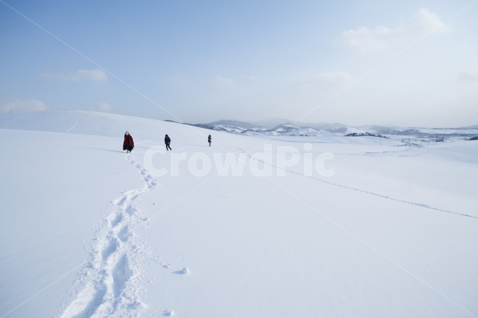 겨울,산,목장,하늘,눈,등산,winter,mountain,sky,snow,발자국,구름,흰눈,자연,풍경,인물,겨울,계절,winter,season,자연,풍경,nature,landscape,사람,인물,인간,human,person,outdoors,옥외