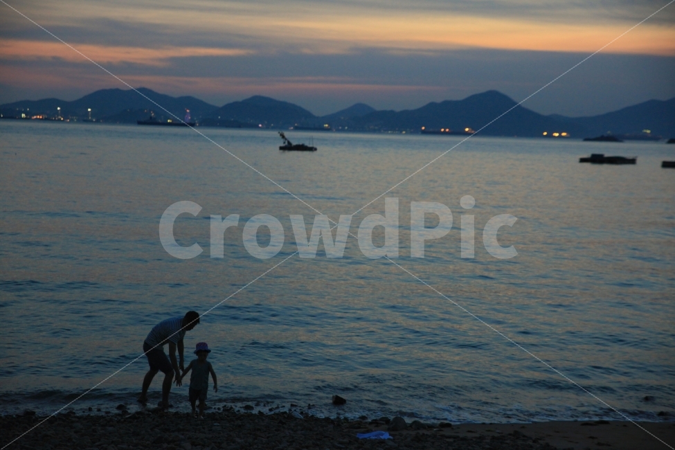 바다,아빠와아들,노을,기억,추억,해변,바다,beach,sea,사람,인물,인간,human,person,가족,패밀리,family,인물실루엣,사람실루엣,character silhouette,human silhouette,land,땅,nature,자연,outdoors,옥외,ocean,대양,water,물,shoreline,해안선,coast,연안