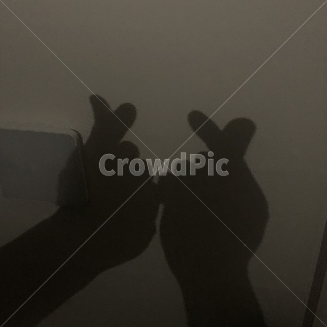 손,손모양,사랑해,하트,손하트,불빛,손,제스처,표시,손짓,표현,gesture,hand,sign,expression,감정표현,기분,feeling,emotion,인물실루엣,사람실루엣,character silhouette,human silhouette