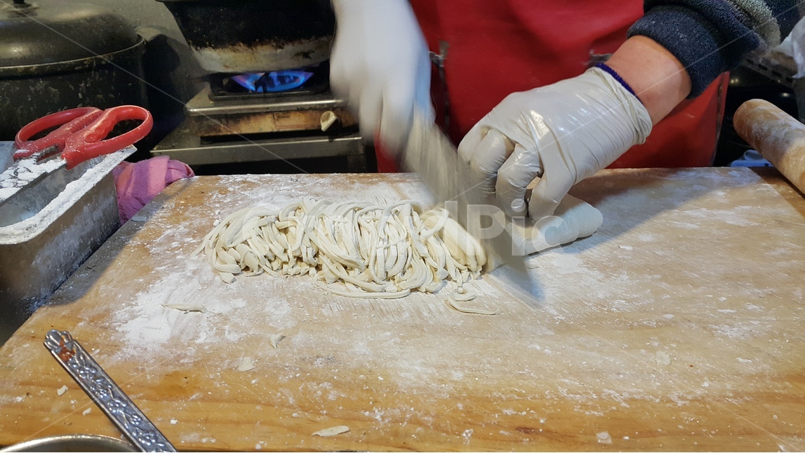 plastic gloves,shift,Kalguksu,Hongdukkae,food,gain,scissors,knife,Stove,flour,cutting board,traditional food,Plunger,dough,hand