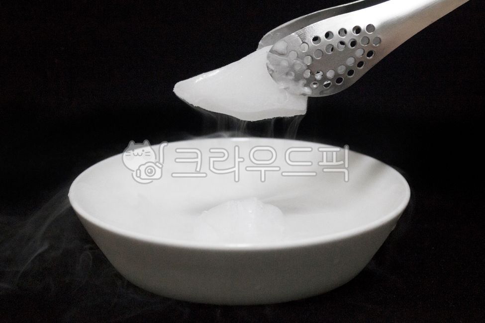 드라이아이스,집게,냉각재,냉각제,고드름,이산화탄소,기체,고체,수분,연기,수증기,승화,냉동식품,습한,습기,흐린,과학,덩어리,dryice