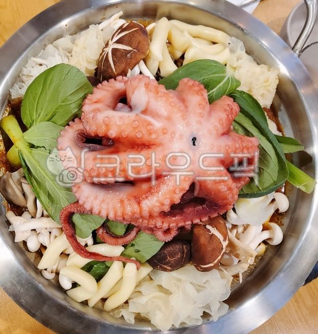 문어갈비찜,해산물,문어,야채,채소,찜,흰목이버섯,버섯,청경채,떡사리,떡볶이떡,밀떡,쌀떡,표고버섯,음식,문어숙회,숙회,요리,식재료,해물찜,해물,food,dish,cook,seafood