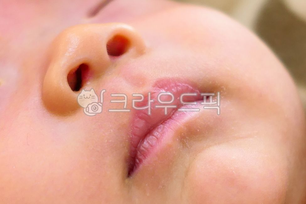 아기,신생아,사람,갓난아기,귀여운,작은,소중한,앙증맞은,인간,어린,한살,1세,만0세,아가,영유아,얼굴,눈,코,입,가족,육아,엄마품,안긴,베이비,천사같은,사랑스러운,잠든,졸린,수면,취침,낮잠