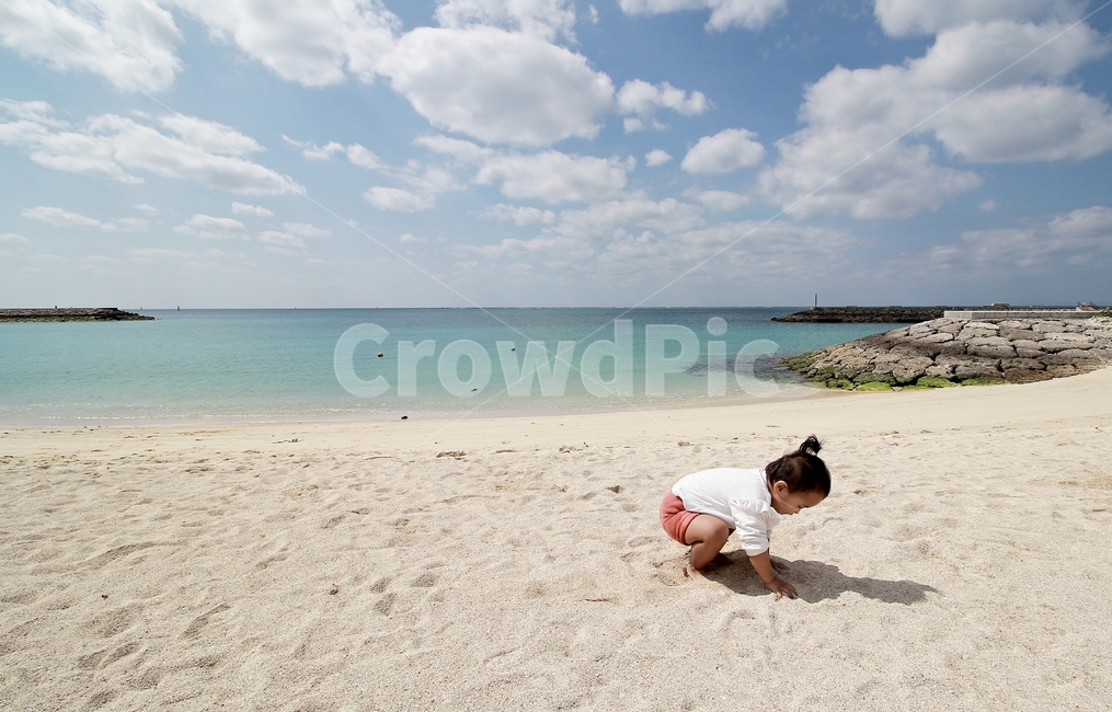 아기,아이,해변,놀이,오키나와,하늘,구름,귀여움,해변놀이,감성,kids,beach,play,baby,동심,cloudy,sky,cute,해변,바다,beach,sea,사람,인물,인간,human,person,어린이,어린아이,child,children,kid