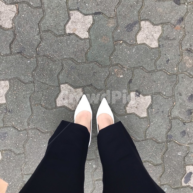 구두,스텔레토힐,거리,정장,흰구두,흰색,신발류,footwear,shoe,의류,clothing,사람,인물,인간,human,person,신체일부,몸,body