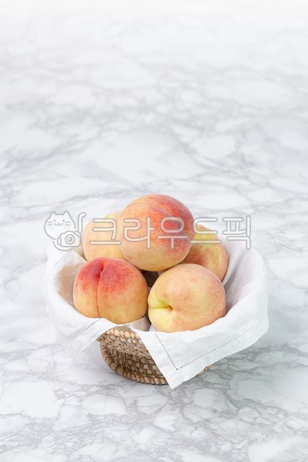 white peach,Fruit,fruit,peach,ingredients,fresh food,ecliptic peach,food