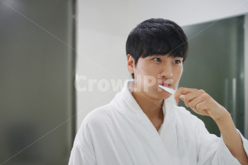 남성,남자,양치,양치질,칫솔,샤워가운,욕실,화장실,위생,청결,사람,인물,인간,human,person,남성,남자,man,male