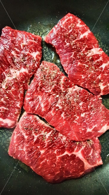 음식,소고기,쇠고기,스테이크,붉은,맛있는,생고기,육즙,마블링,프라이팬,후라이팬,배경,백그라운드,음식,식재료,요리,food,cook,meal,dishes,food reserves,육류,고기,meat