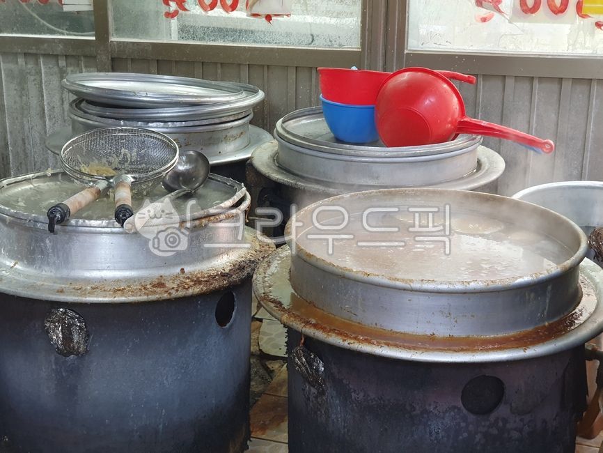 ethmoid,pot jar,Lid,restaurant,strainer,kettle,old restaurant,ladle,overpriced,gravy,Gukbap restaurant