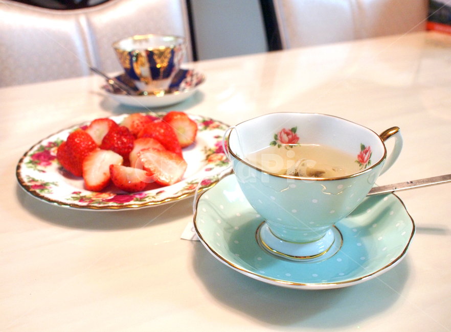 saucer,받침접시,pottery,도기류,cup,컵,coffeecup,커피컵,티타임,teatime,차,tea,딸기,strawberry