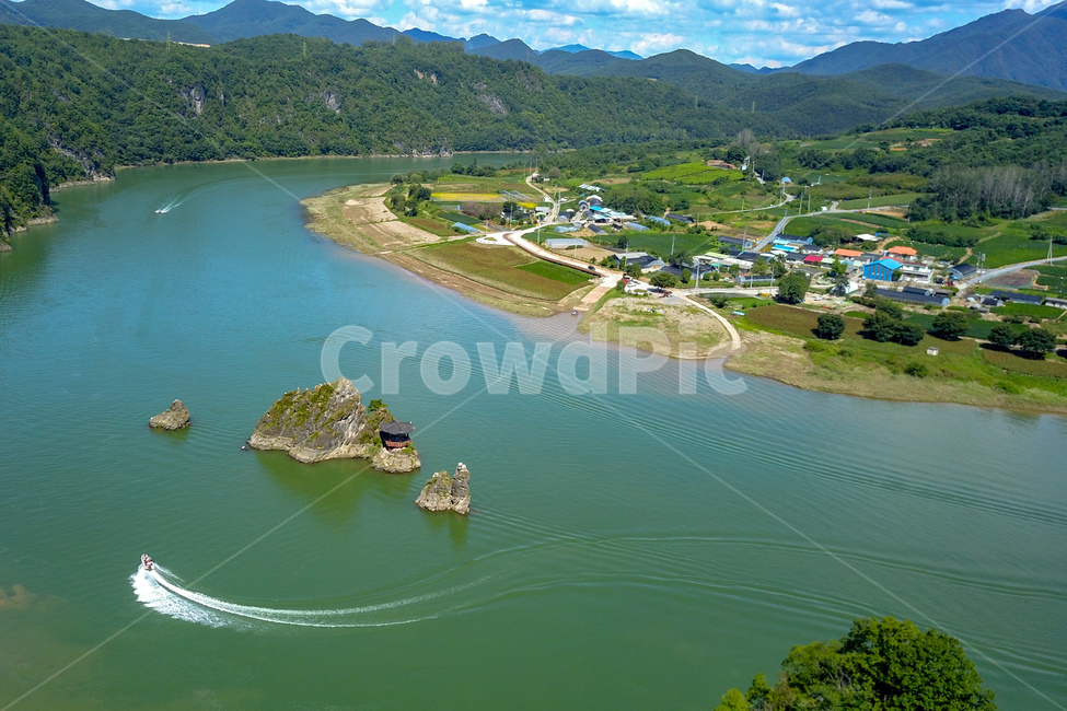 도담삼봉,단양군,섬,보트,호수,삼봉,자연,풍경,nature,landscape,한국자연풍경,한국자연경관,korea nature landscape,시골,마을,country,rural,town,outdoors,옥외,land,땅,water,물,ocean,대양,sea,바다,shoreline,해안선