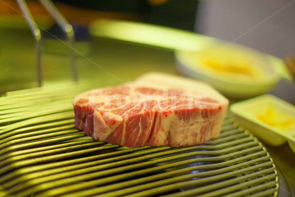 통고기,삼겹살,외식,고기,연탄,정육점,돼지고기,목살,불판,구이,음식,철판,반찬,그릴,food,식품,dish,요리,식사,meal,음식,식재료,요리,food,cook,meal,dishes,food reserves,육류,고기,meat