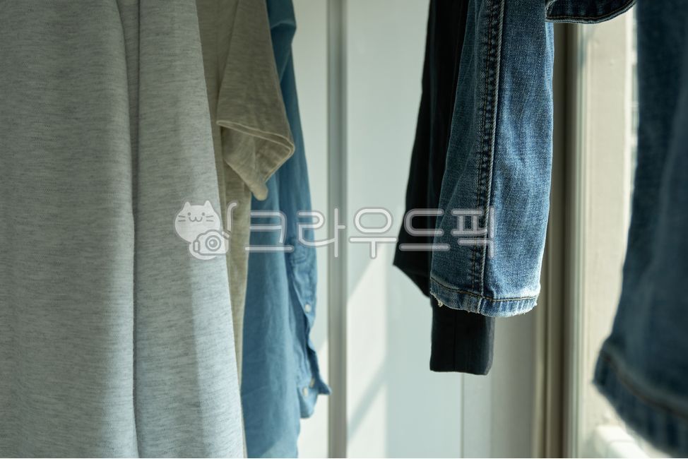 빨래,빨래건조대,세탁,건조,세탁기,건조대,청소,집안일,할일,가사노동,청바지,티셔츠,셔츠,회색,파란색,하얀색,화이트,블루,그레이,다양함,습기,풍경,생활,옷,의류,의복,clothing,apparel