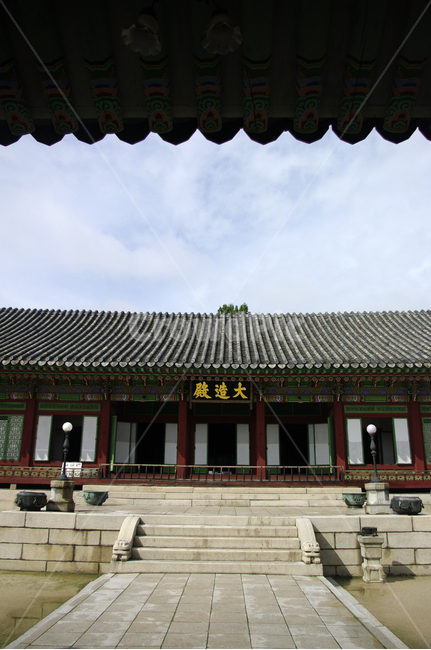 대조전,창덕궁,고궁,전각,한옥,전통가옥,기와지붕,건축,traditional,한국전통,한국문화,korean traditional,korean culture,랜드마크,landmark,tourist attraction,한국랜드마크,한국관광지,한국명소,korea landmark,korea tourist attraction,건축물,건물외관,exterior,building,structure,architecture,construction