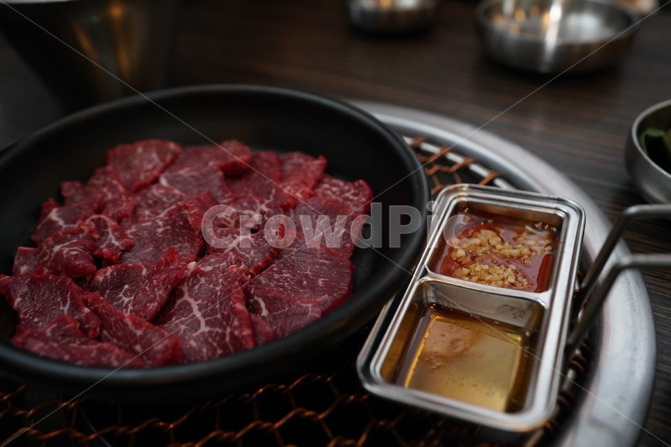 육사시미,소고기,한우,음식,술안주,안주거리,육식,육류,날것,소,색감,레드,한식