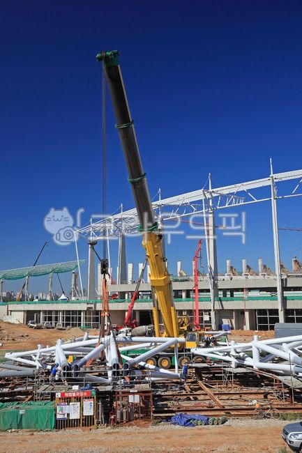 건설,공사,현장,건설현장,공사현장,산업,장비,중장비,기계,건설기계,기초공사,모바일크레인,모바일,크레인,야외,실외,풍경,경기장,스타디움,한국