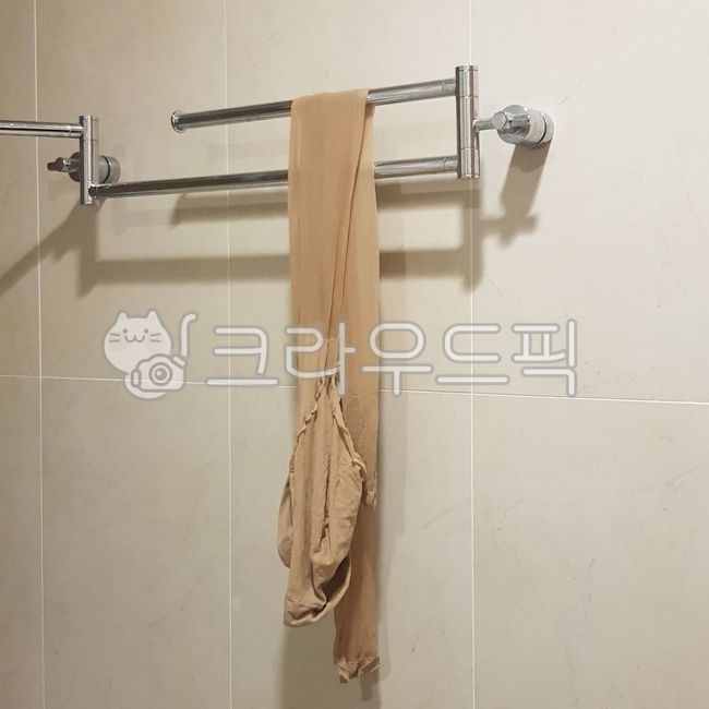 apartment,coatrack,코트랙,architecture,background,bath,bathroom,bathtub,building,clean,white,decoration,design,steel,tile,toilet,water,equipment,wall,sink,room,new,floor,스타킹,빨래,집,화장실,집안,수건걸이,home,house,indoor,interior,light,modern,metal,luxury