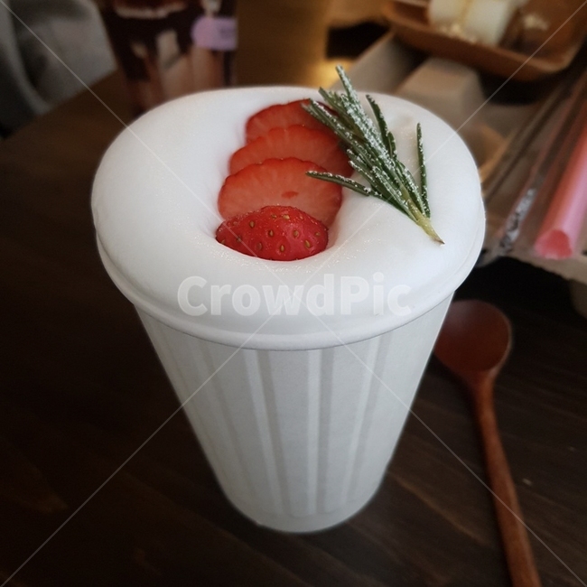커피,딸기,라떼,봄,생크림,음료수,drink,beverage