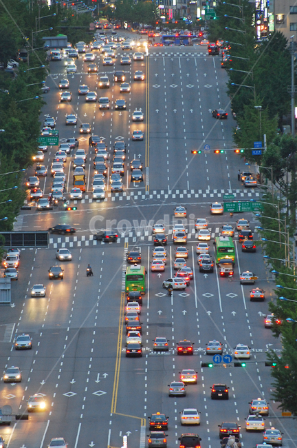 night view,boulevard,bus,waiting,city,traffic flow,scenery,automobile,crosswalk,car,Seoul,signal,lane,flow,traffic,Korea,road traffic,business,Road,work,night,taxi,downtown,public transportation,driving,waiting at traffic lights,light,evening,traffic ligh