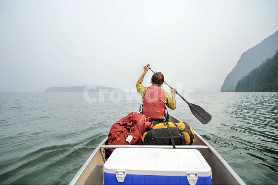 카약,카누,노,호수,노젓기,뒷모습,아이스박스,사람,인물,인간,human,person,여행,휴가,traveling,vacation,trip