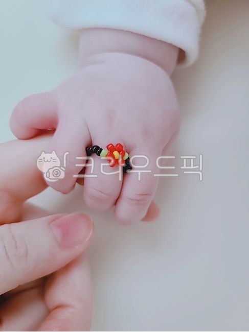 아기,아기손,엄마랑아기,반지,비즈반지,손,꽃반지,baby,감성,애기,신체부위