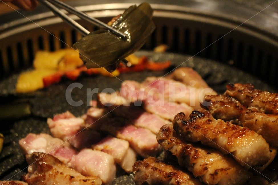 외식,돼지고기,삼겹살,목살,고기,구이,안주,먹방,만남,술자리,먹거리,푸드,불판,음식,요리,육류,한식,숯불,장아찌,명이,생고기,음식,식재료,요리,food,cook,meal,dishes,food reserves,육류,고기,meat,한식,한국음식,한국요리,korean food,korean dishes,korean meal,korean cook
