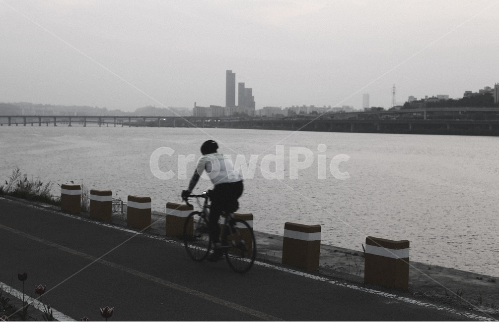 한강공원,자전거,서울,흑백사진,풍경,hangangriver,bicycle,seoul,blackandwhite,landscape,사람,인물,인간,human,person,흑백,모노톤,monochrome,black and white,교통,교통수단,traffic,transportation